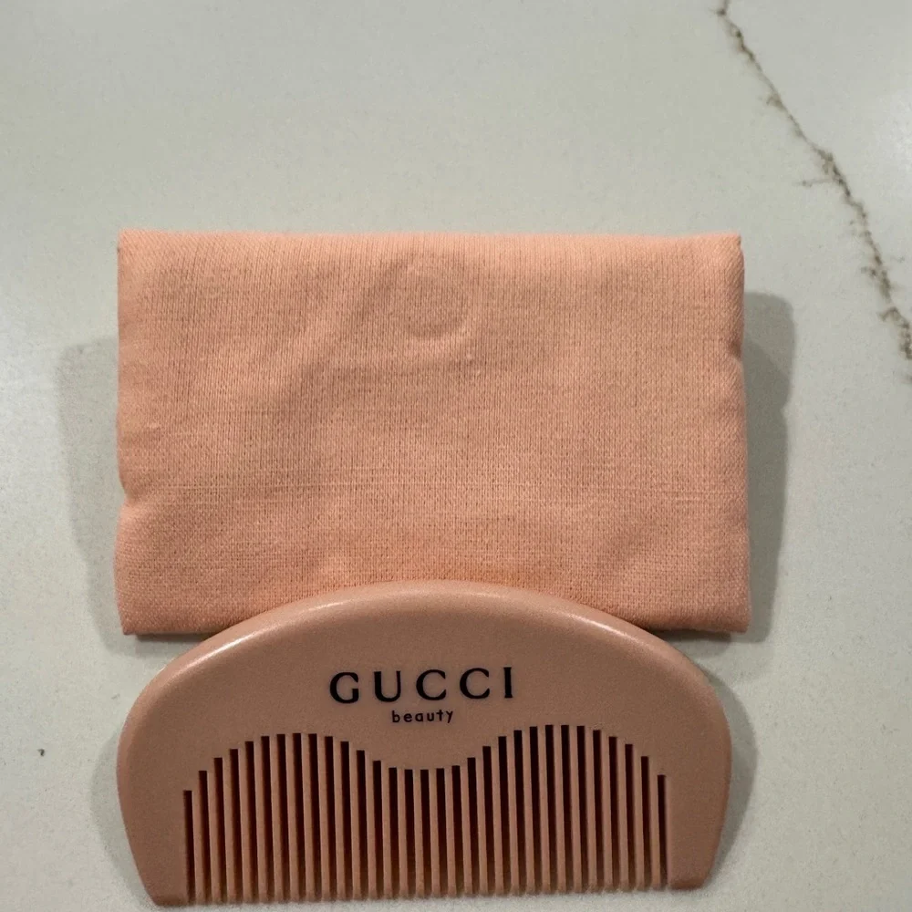 Gucci Beauty Pocket Comb & Floral Lined Pouch - Blush Pink - Picture 4 of 5